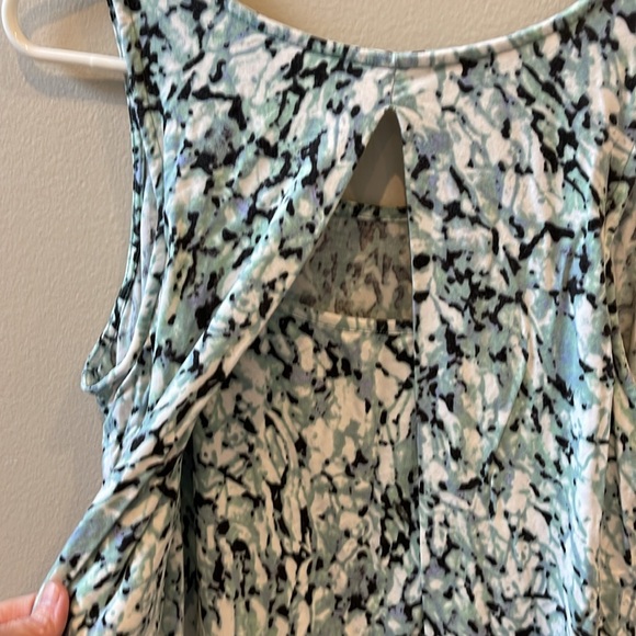 Rose & Olive Free Flow Patterned Sleeveless Pleated Front Top Sz M - Picture 7 of 9